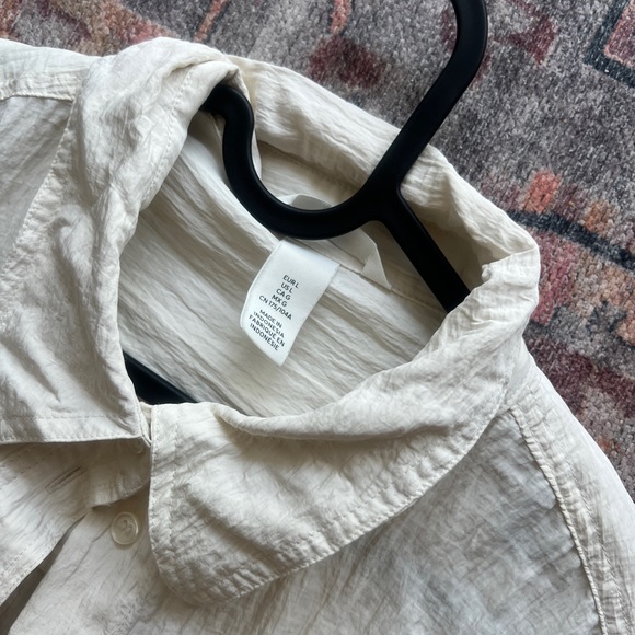 H&M crinkled flowy shirt - Picture 3 of 3